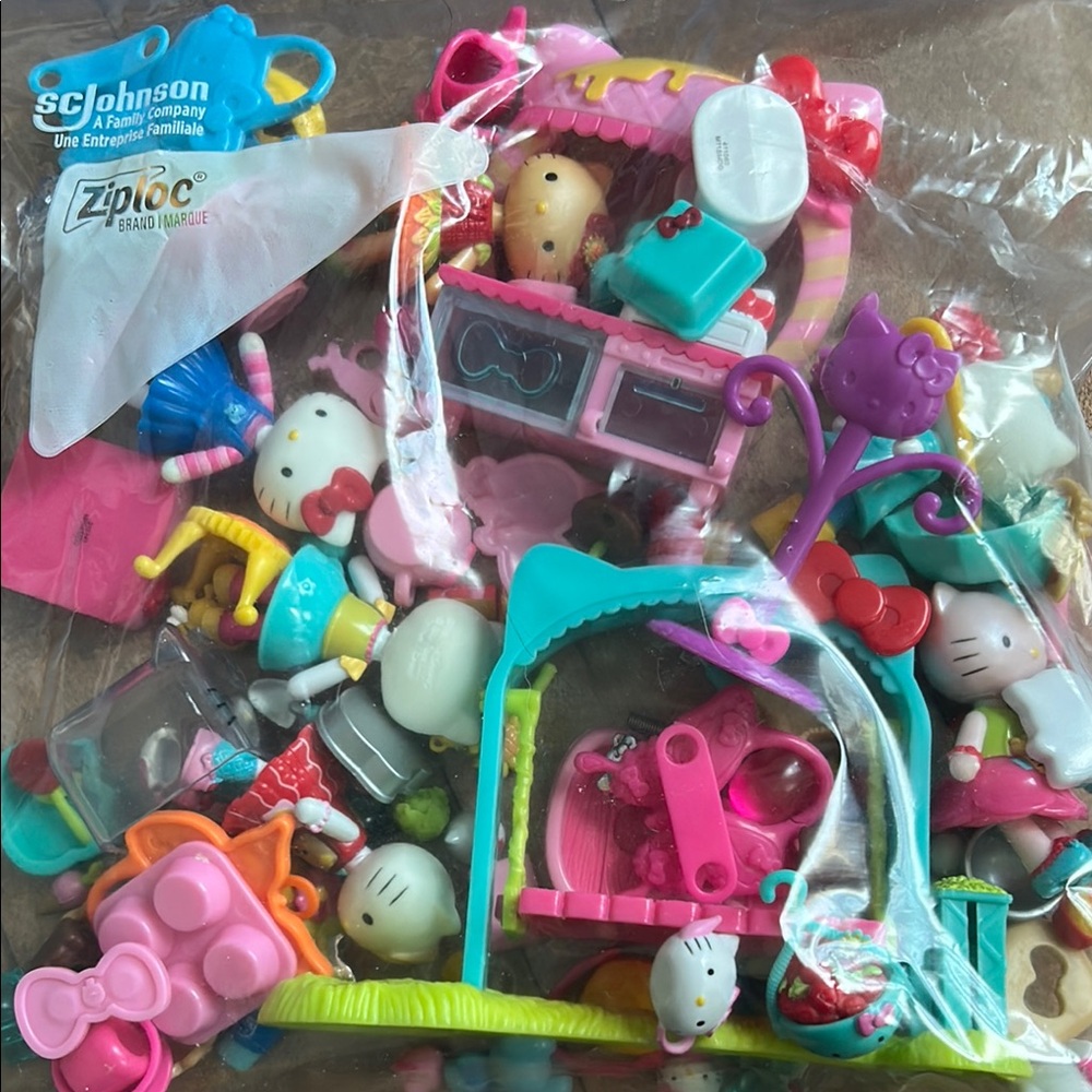 Hello Kitty Playset with Pink and Blue Accessories